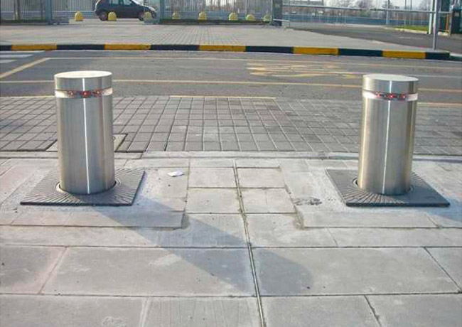 Pilonas escamoteables en el pavimento