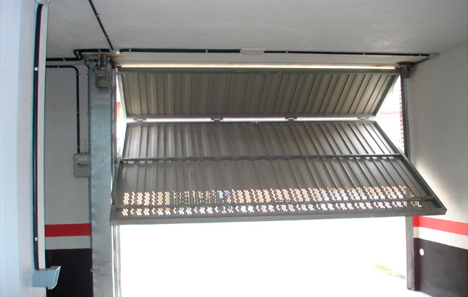 Puertas basculantes con perfilera y lamas galvanizadas