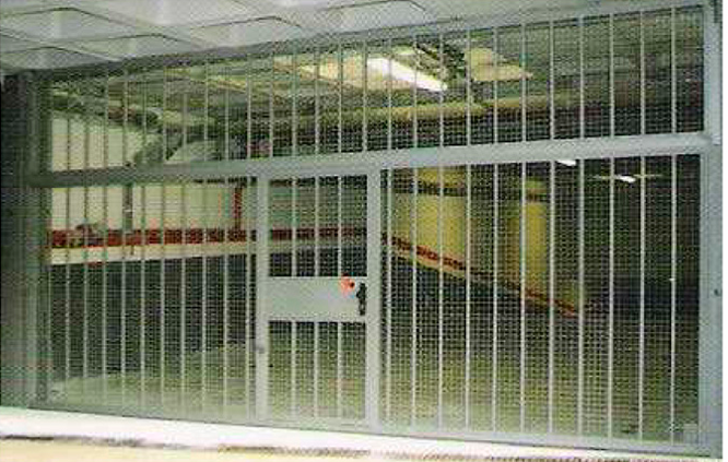 Puertas basculantes con perfilería y barrotes galvanizados
