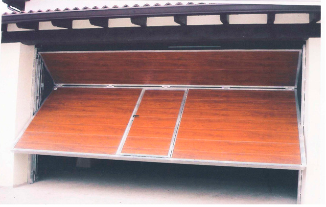Puertas basculantes con perfilería galvanizada y paneles cofrados