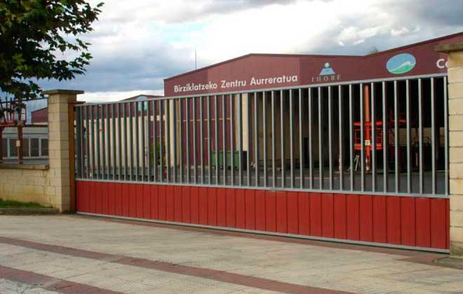 Puertas de lamas y barrotes con perfiles galvanizados