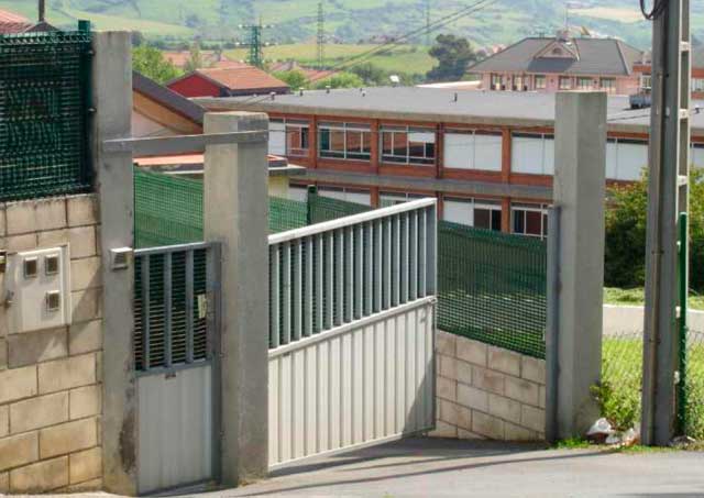 Puertas de lamas y barrotes con perfiles galvanizados