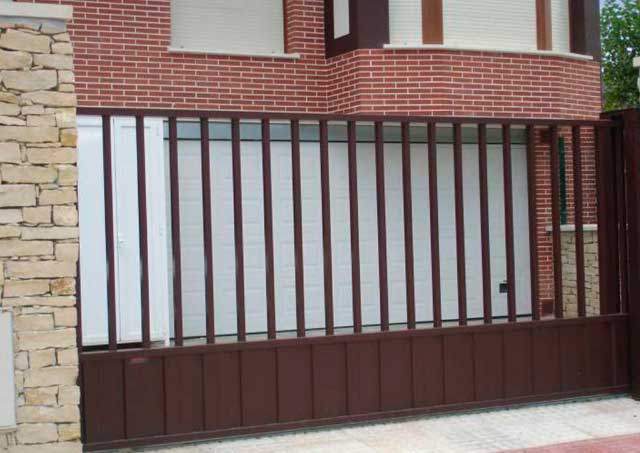 Puertas de lamas y barrotes con perfiles galvanizados