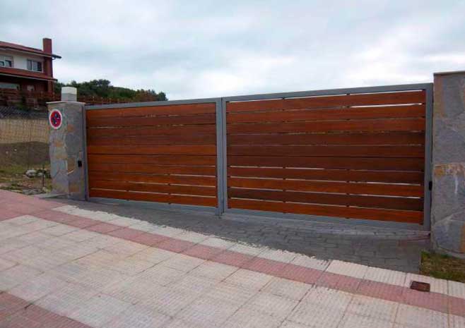 Puertas de madera con perfiles galvanizados