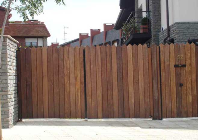 Puertas de madera con perfiles galvanizados