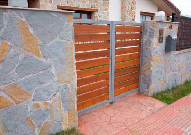 Puertas de madera con perfiles galvanizados