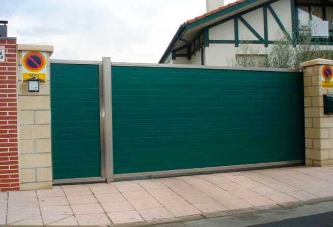 Puertas de paneles con perfil galvanizado Vizcaya