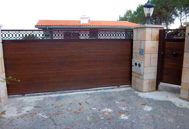 Puertas de paneles con perfil galvanizado Vizcaya